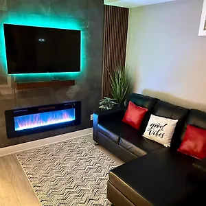 Apartment Getaway Across Fallsview, Niagara Falls