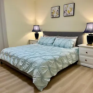 Holiday home Two-bedroom With King Bed-4 Minutes To The Falls, Niagara Falls